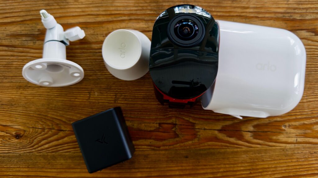 Arlo Ultra 3 4K med udtageligt batterihus, vægbeslag og oplader